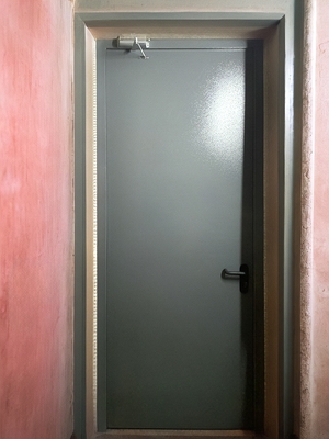 Стандартная дверь с доводчиком