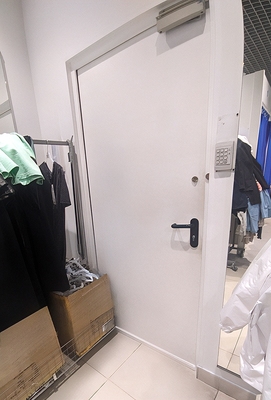 Служебная дверь в магазине