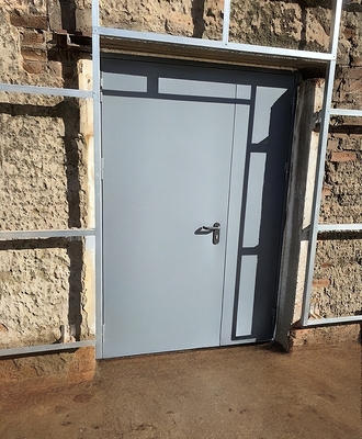 Дверь серого цвета Дверь серого цвета