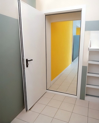 Дверь в магазине