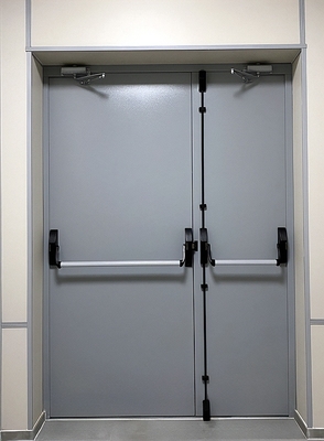 Дверь с ручками антипаника