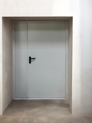 Светло-серая дверь Светло-серая дверь