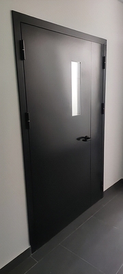 Дверь черного цвета