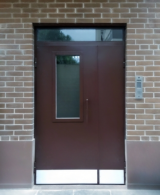 Остекленная подъездная дверь