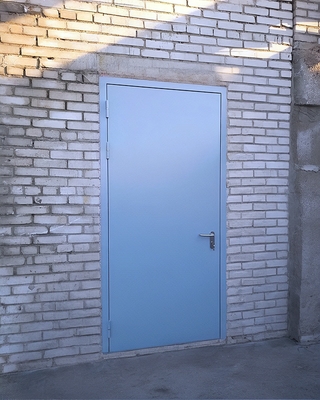 Дверь на уличном выходе