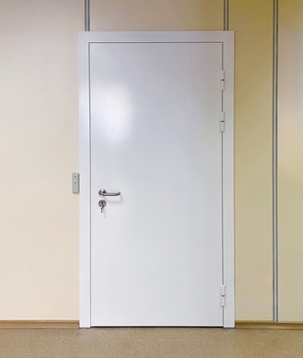 Однопольная белая дверь