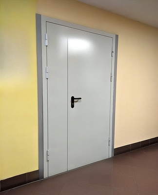 Дверь в офисном центре Дверь в офисном центре