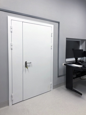 Белая огнестойкая дверь