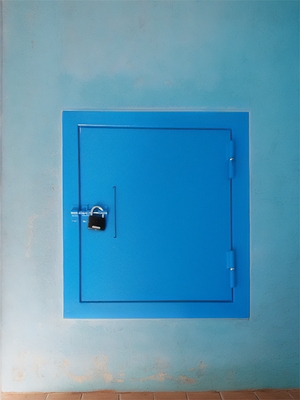 Стальной синий люк