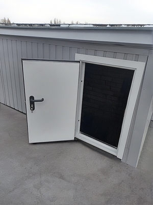 Люк на выходе на кровлю