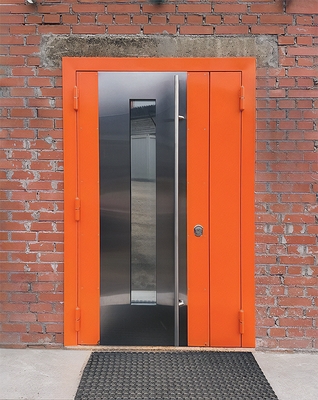 Оранжевая дверь с длинной ручкой