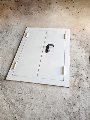 Люк с двумя створками