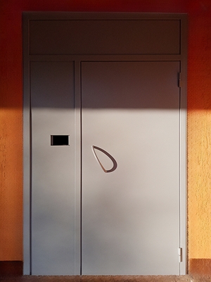 Нестандартная подъездная дверь