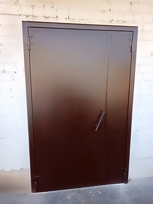 Коричневая дверь для подъезда
