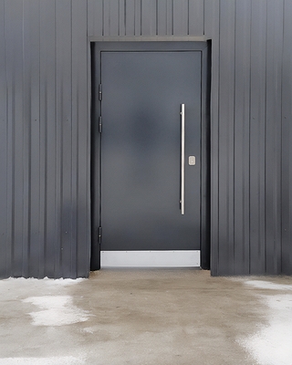 Дверь с отбойником и длинной ручкой