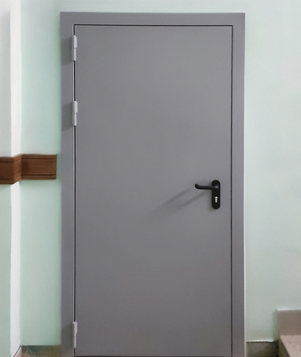 Серая глухая дверь