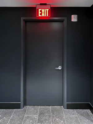 Серая стальная дверь