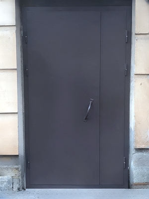 Дверь в подъезд дома