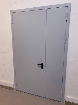 Полуторная дверь в обувном магазине Полуторная дверь в обувном магазине