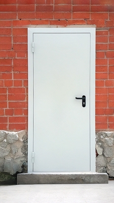 Дверь в кирпичном здании