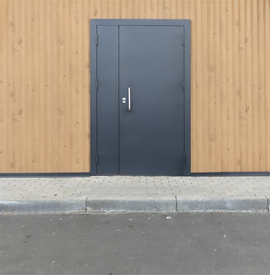 Дверь в здании автовокзала