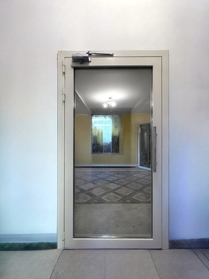 Дверь с доводчиком, вид спереди