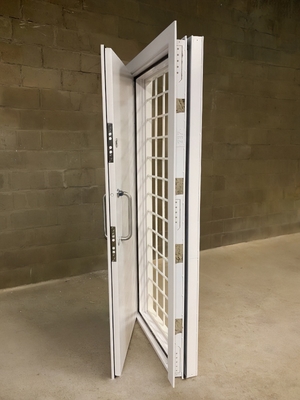 Дверь с решеткой Дверь с решеткой