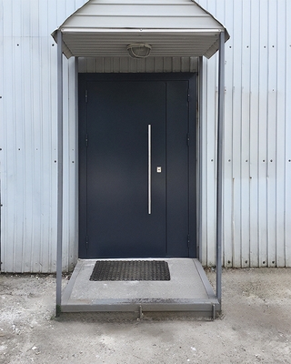 Дверь с ручкой-рейлингом