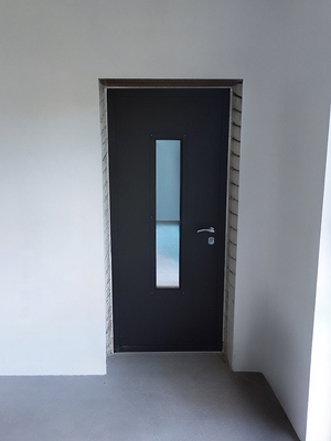 Дверь со стеклом в котельной