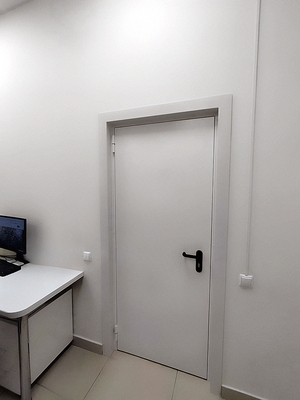 Дверь в офисе