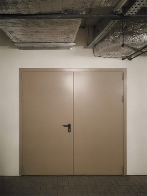 Коричневая двустворчатая дверь на складе Коричневая двустворчатая дверь на складе