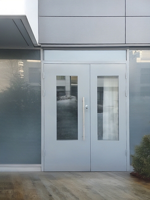 Двупольная остекленная дверь в подъезд Двупольная остекленная дверь в подъезд
