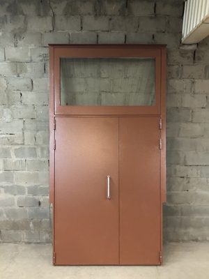 Тамбурная дверь с остекленной верхней вставкой и с ручкой-скобой