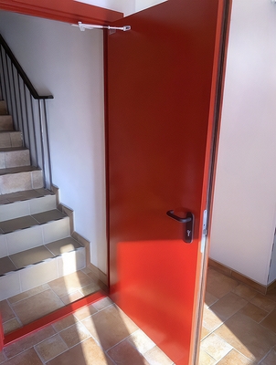 Красная огнестойкая дверь Красная огнестойкая дверь