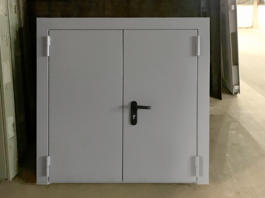 Люк с двумя створками