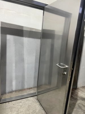 Нержавеющая дверь в открытом виде Нержавеющая дверь в открытом виде