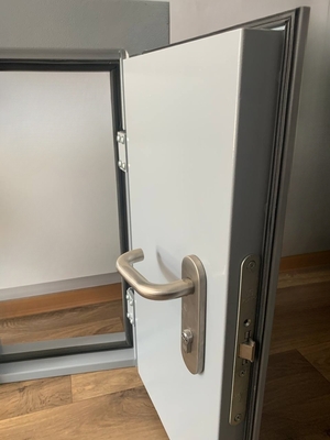 Нестандартный люк с ручкой «хром»