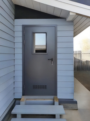 Остекленная дверь с вентиляцией