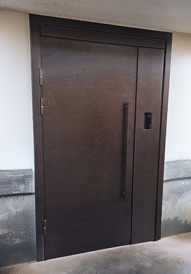 Подъездная дверь с ручкой-скобой Подъездная дверь с ручкой-скобой