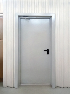 Серая дверь с доводчиком