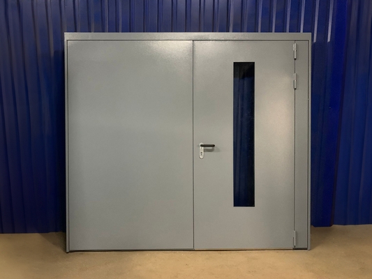 Серая подъездная дверь с остеклением