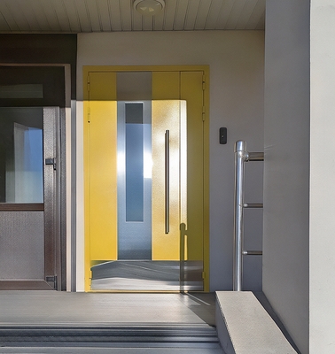 Желтая подъездная дверь Желтая подъездная дверь